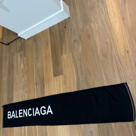 BALENCIAGA MACRO SCARF IN BLACK - Picture 4 of 8